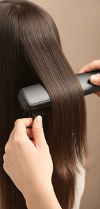 Gros plan sur la brosse noire en action