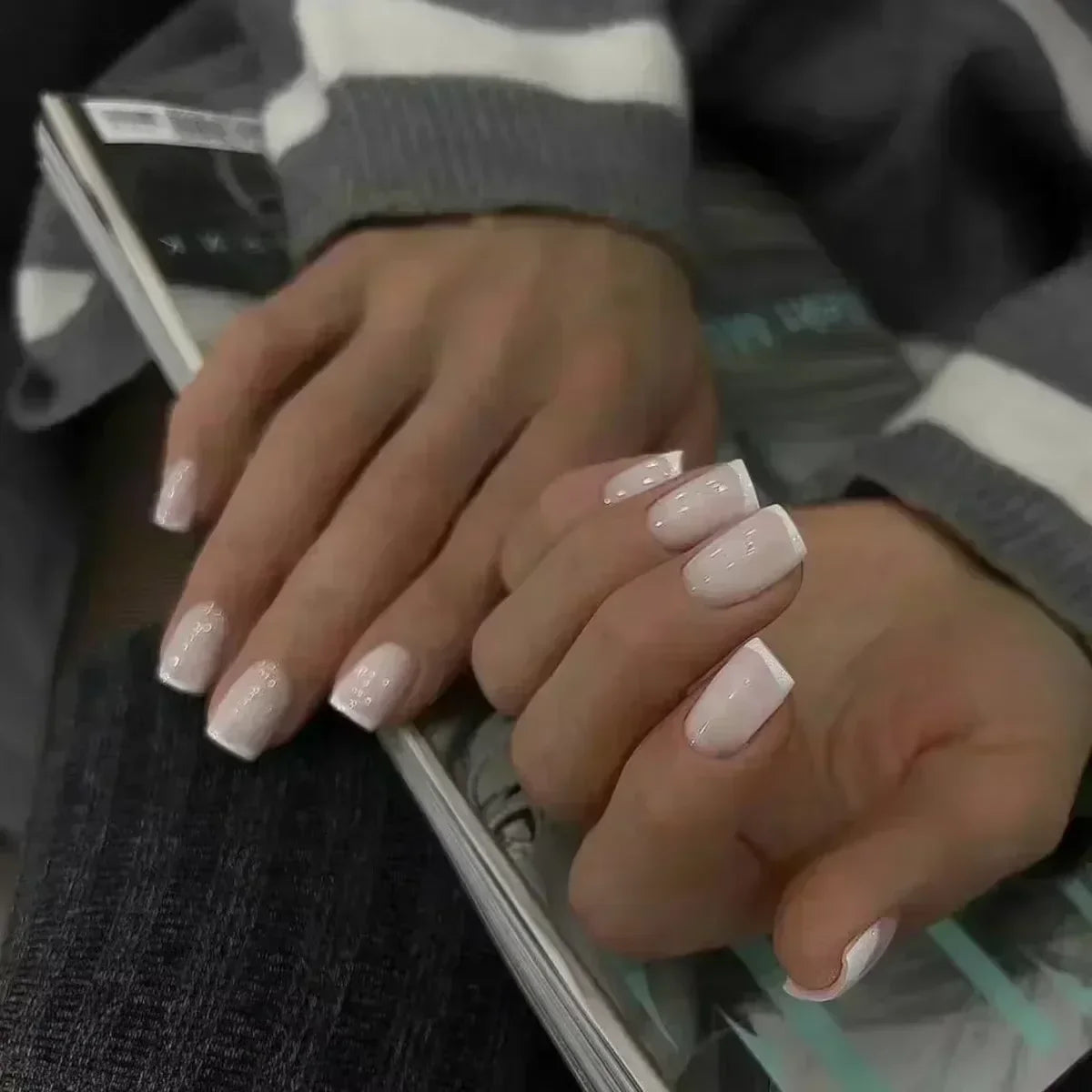 24Pcs Short Almond Press on Nails French Tips Press on Nails False Nails Simple Rose Full Cover Wearable Fake Nail Tips Art